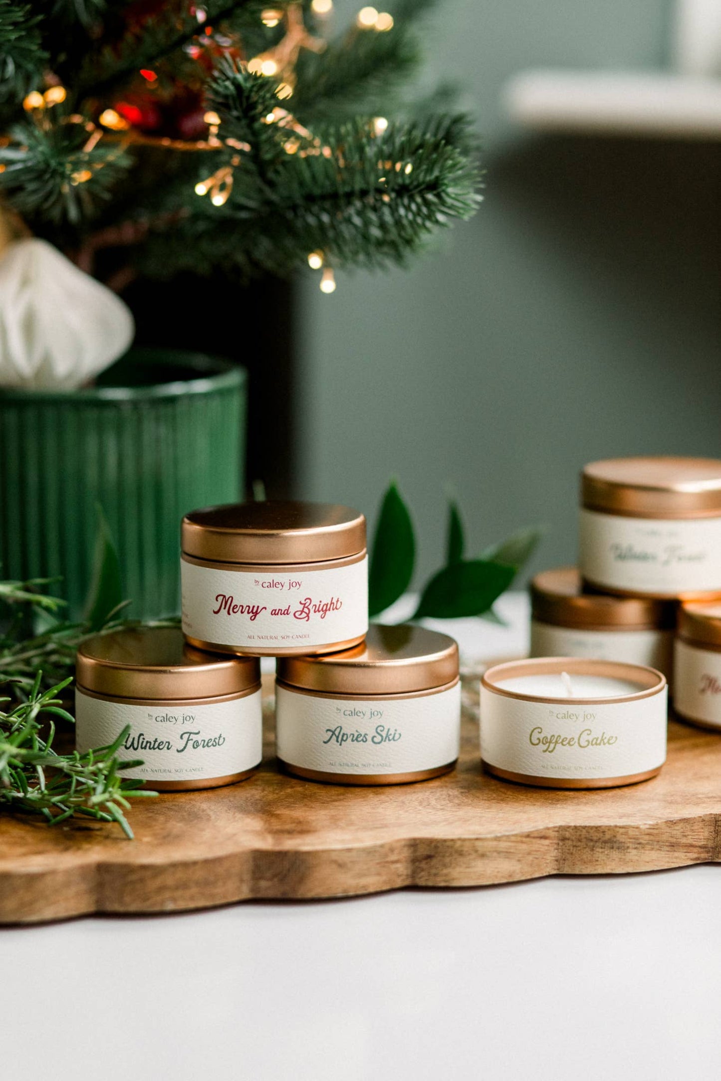 Bougie Forêt d’Hiver exposée avec d’autres bougies artisanales • Fabrication à la main Île-du-Prince-Édouard