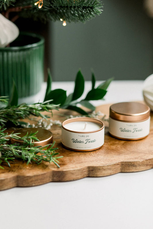 Bougie Forêt d’Hiver ouverte sur planche de bois • Cire de soja naturelle et pot doré