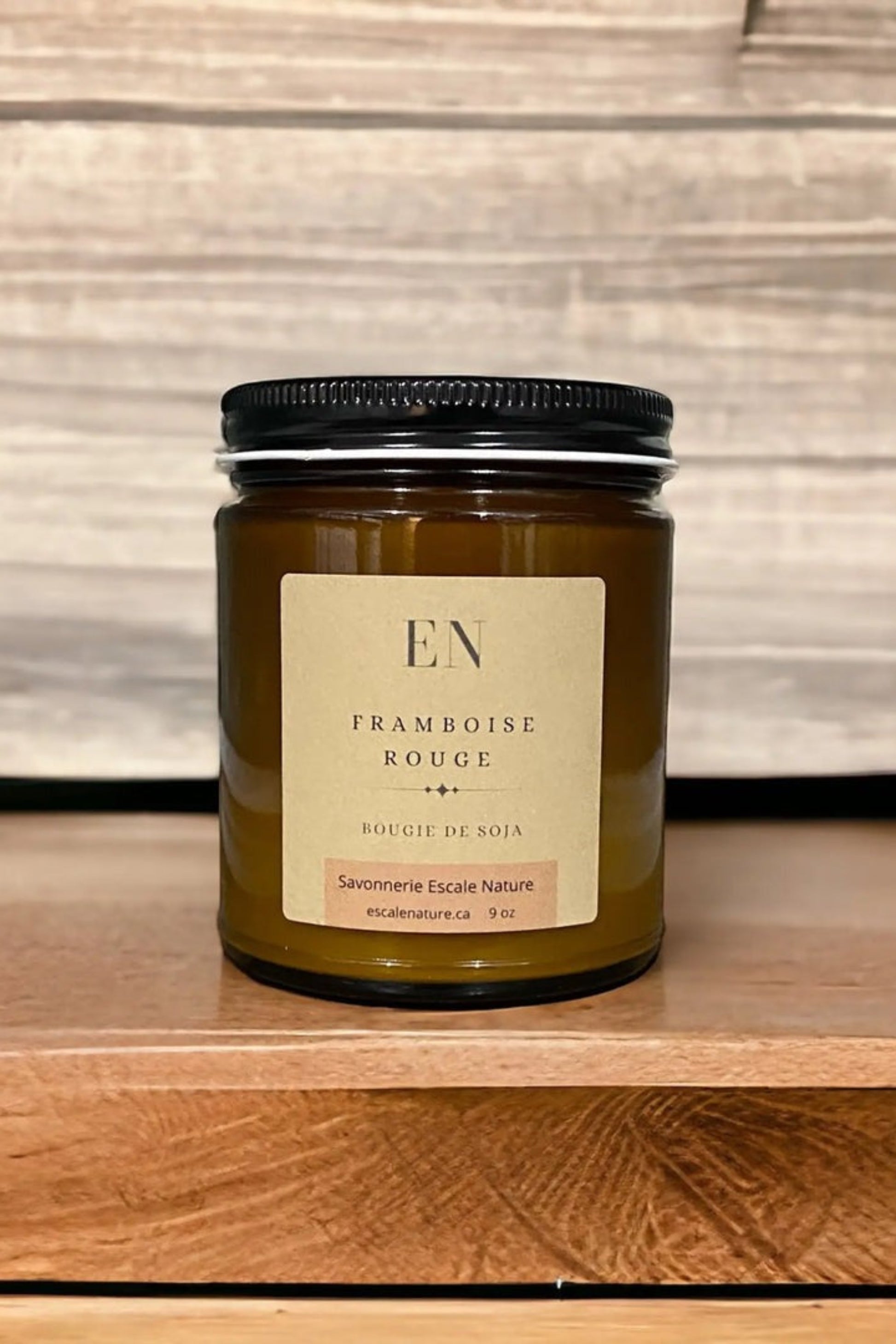 Bougie parfumée Framboise Rouge en cire de soja vue de face • Pot ambré et parfum fruité