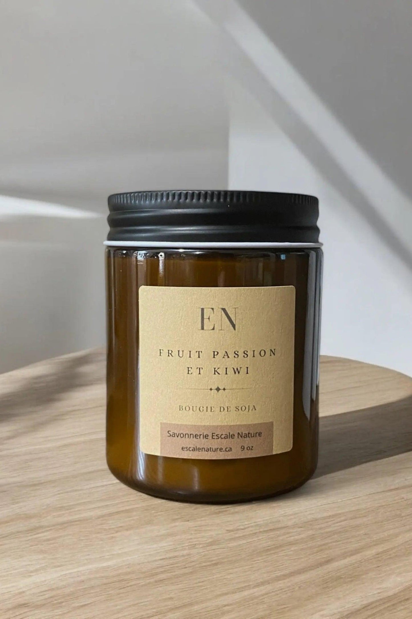 Bougie Fruit passion et kiwi en cire de soja vue de face • Pot ambré artisanal parfum fruité exotique