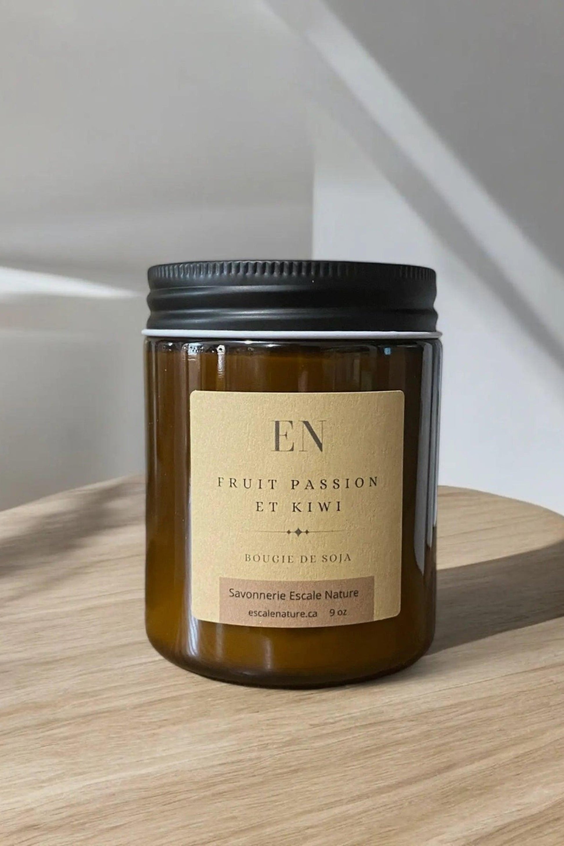 Bougie Fruit passion et kiwi en cire de soja vue de face • Pot ambré artisanal parfum fruité exotique