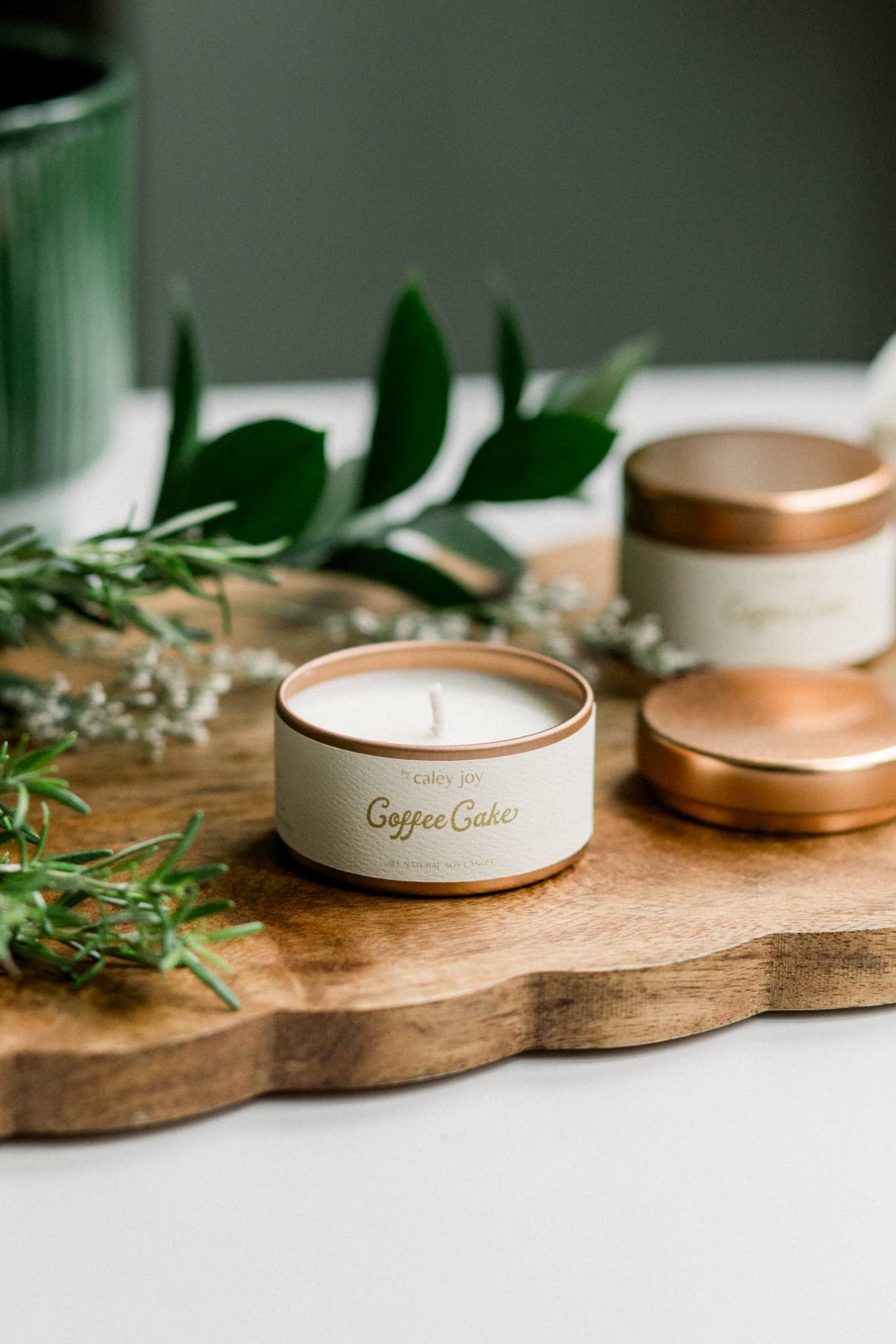Détail du pot doré de la bougie gâteau au café, fabrication artisanale à l’Île-du-Prince-Édouard.