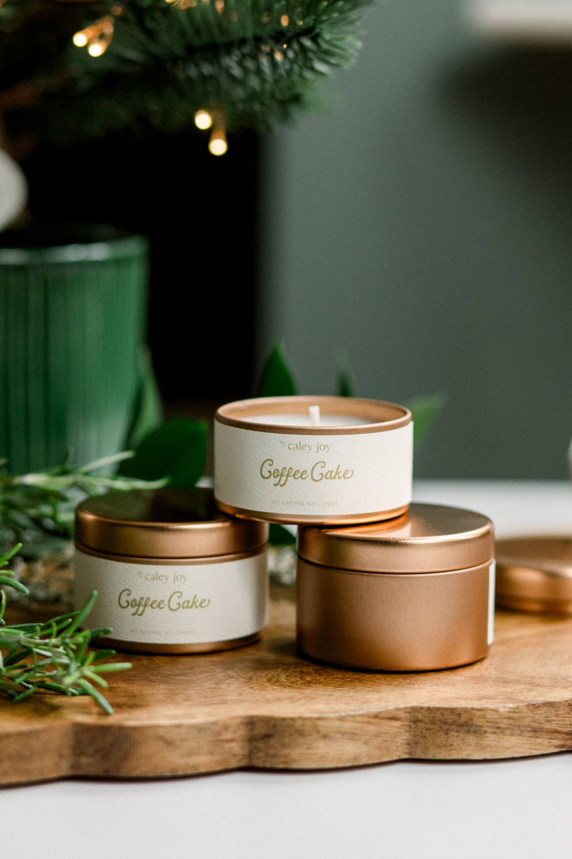 Bougie artisanale gâteau au café ouverte, en pot métallique doré, parfum caramel et cannelle.