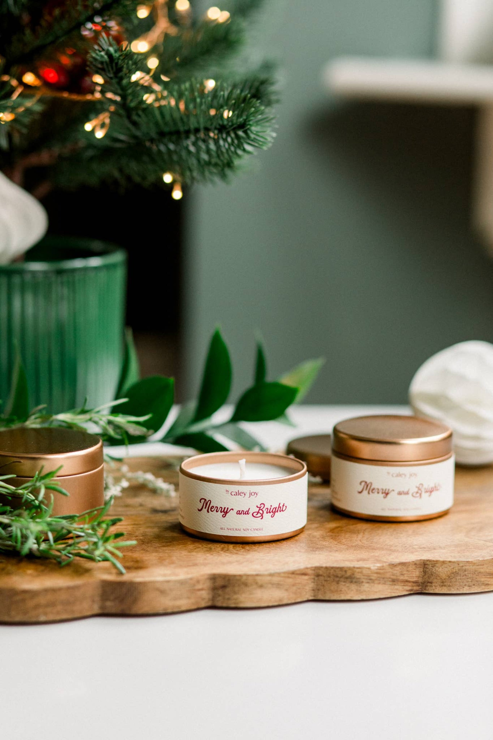 Bougies Joyeux & Éclatant sous un sapin lumineux • Cire de soja naturelle faite à la main