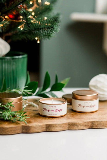 Bougies Joyeux & Éclatant sous un sapin lumineux • Cire de soja naturelle faite à la main