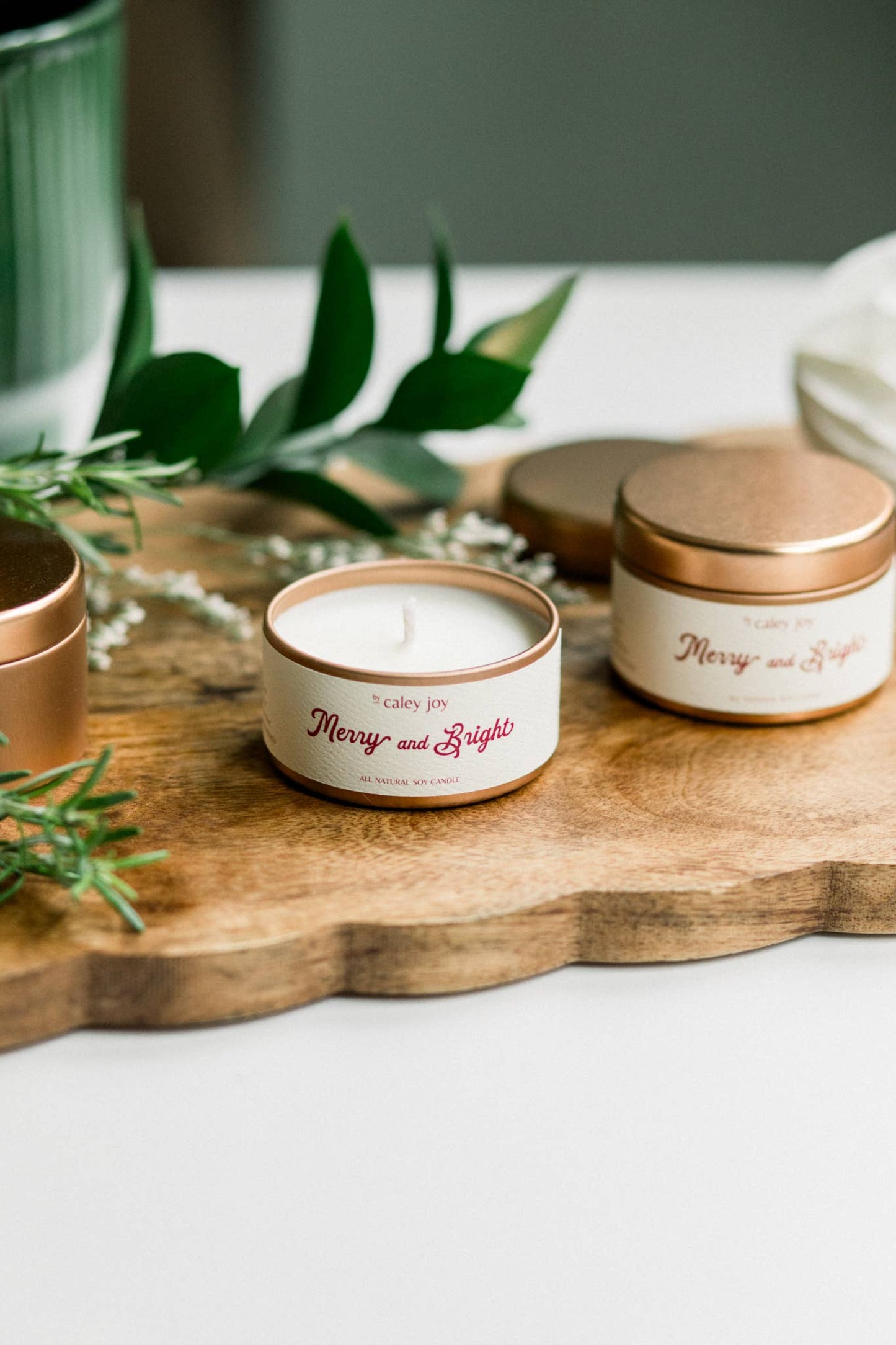 Bougie Joyeux & Éclatant ouverte sur planche de bois • Parfum cassis et canneberge