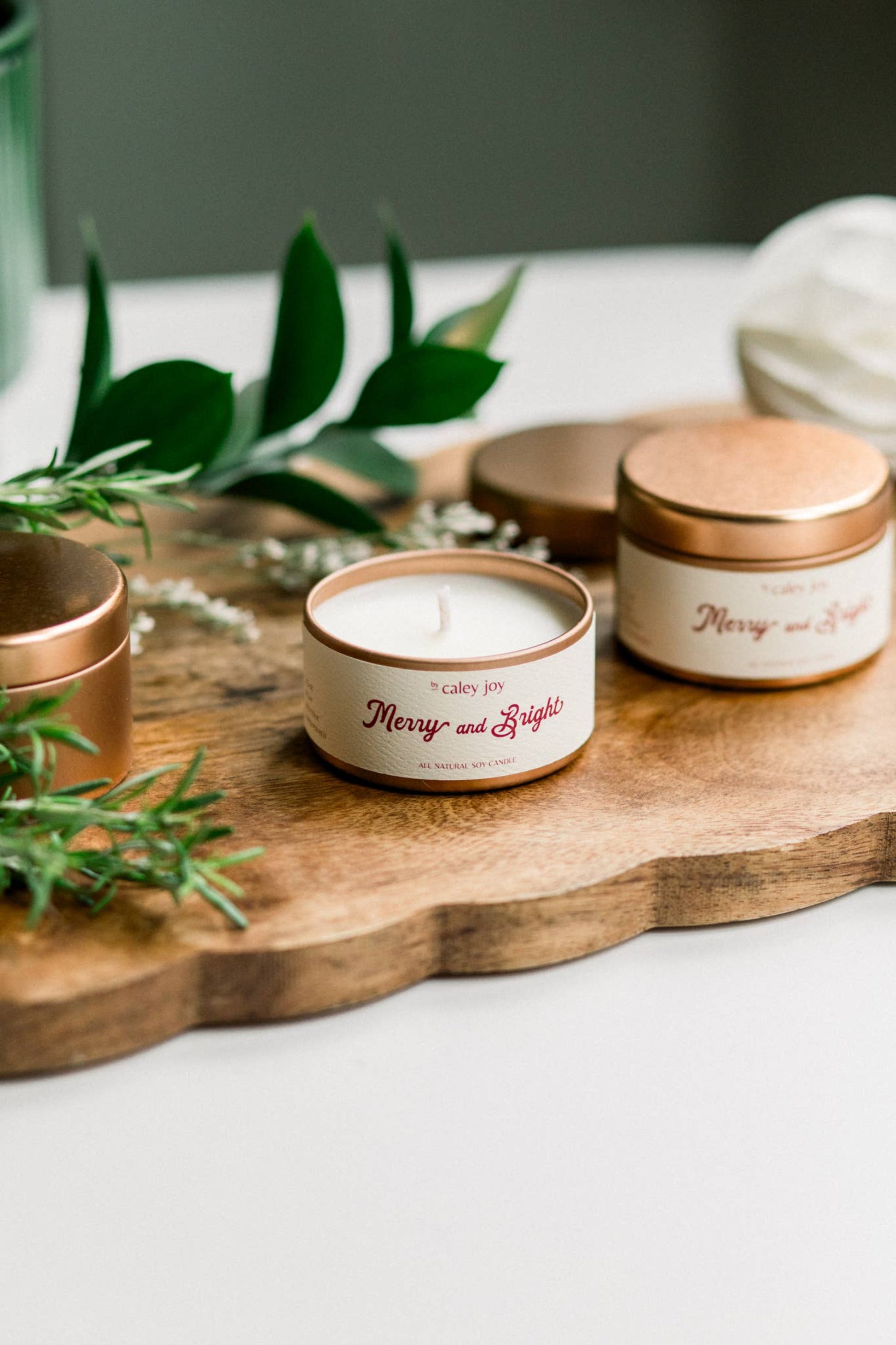 Ensemble de bougies Joyeux & Éclatant en cire de soja naturelle sur planche de bois • Contenants dorés festifs