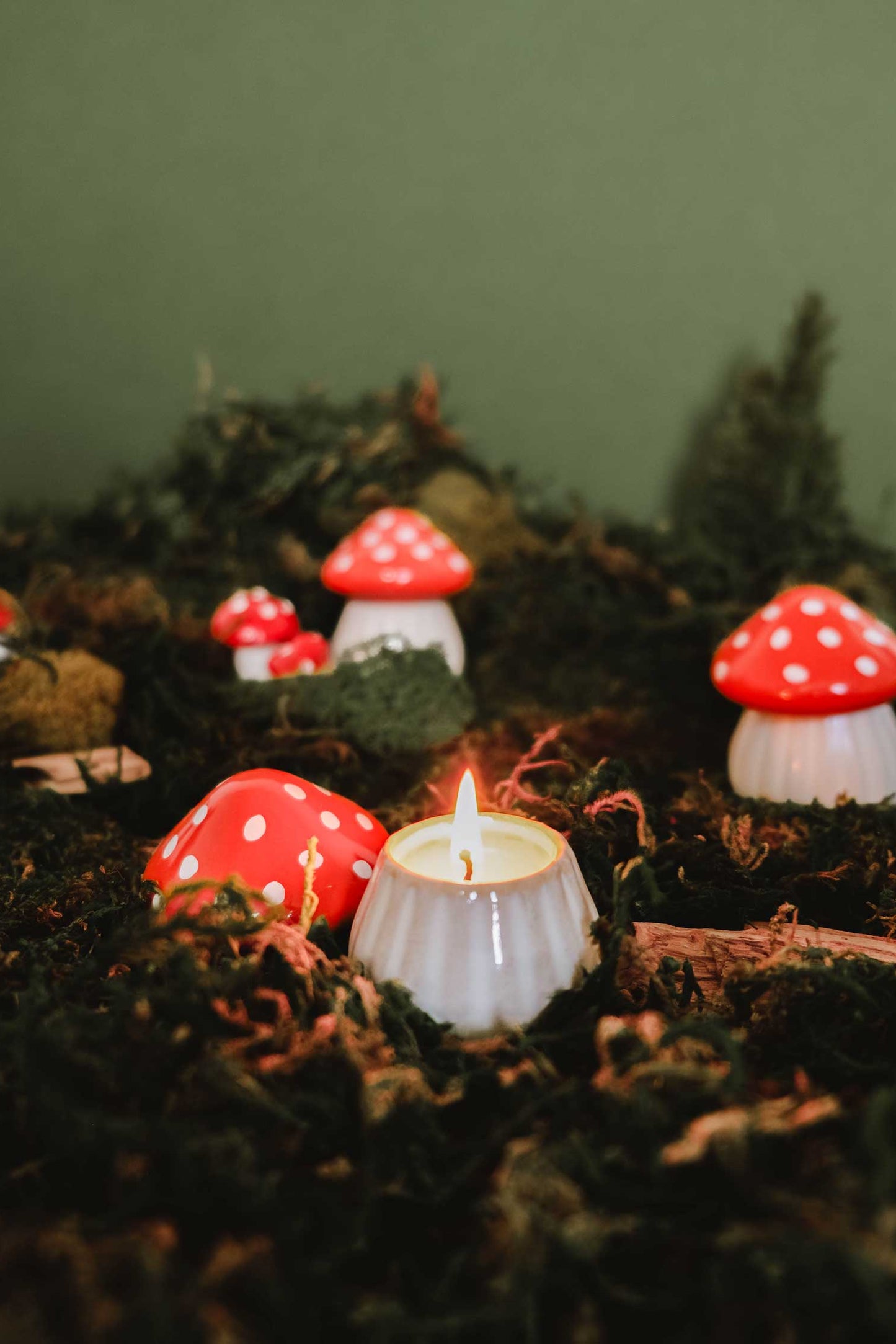 mini bougie champignon ouverte avec flamme allumée, ambiance chaleureuse forêt enchantée