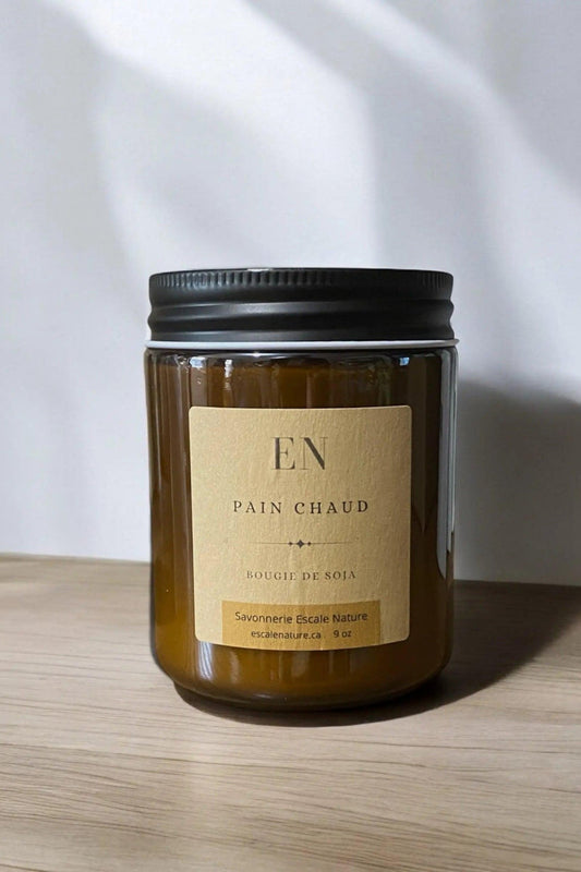 Bougie Pain Chaud en cire de soja vue de face • Pot ambré artisanal fabriqué au Québec