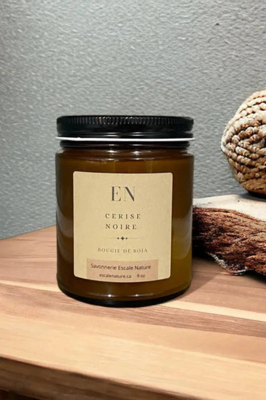 Bougie de soja artisanale parfum cerise noire dans pot ambré • 9 oz • Fabrication Québec