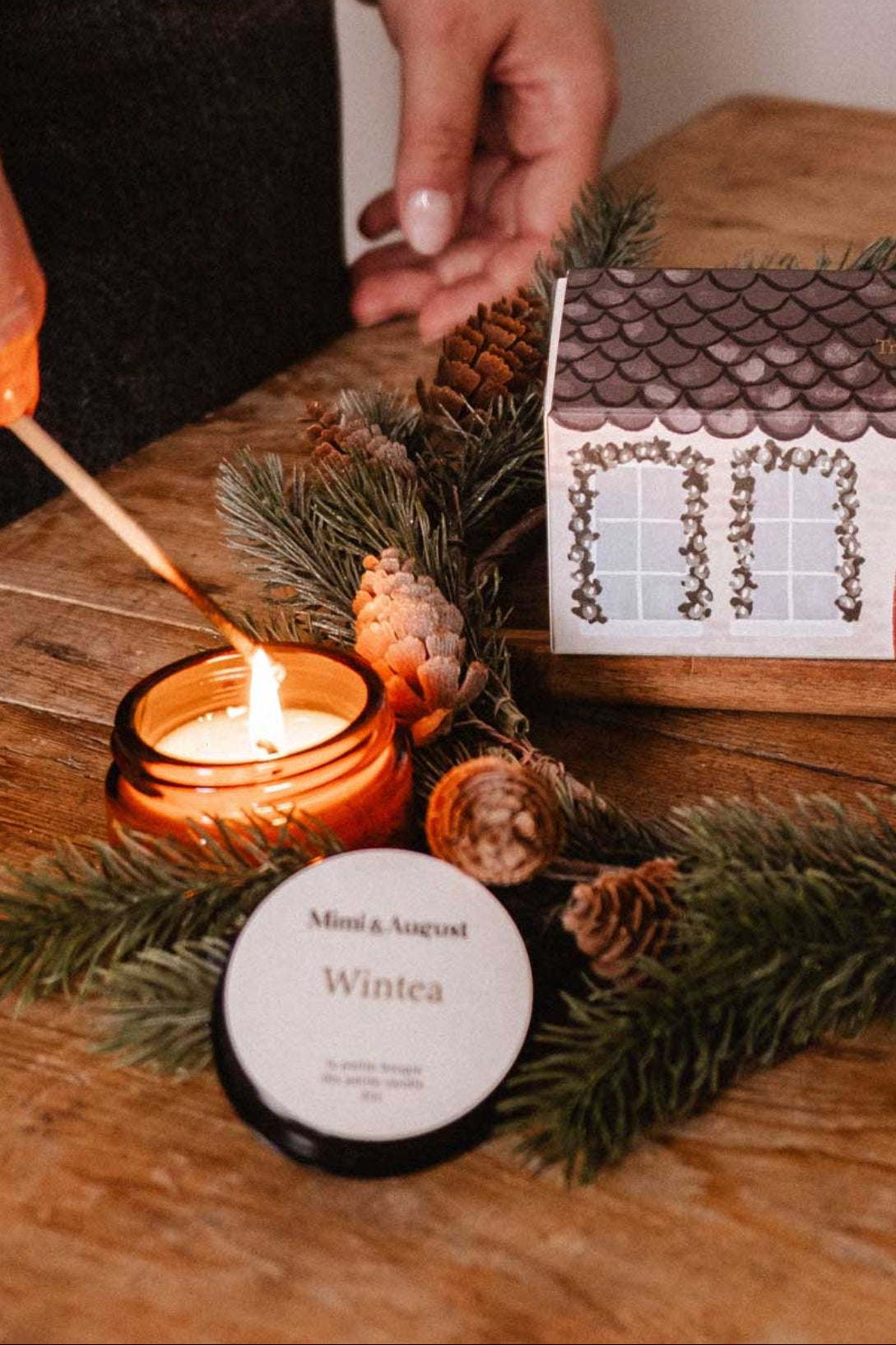 Mini bougie Wintea posée avec décor hivernal naturel – parfum fruité épicé