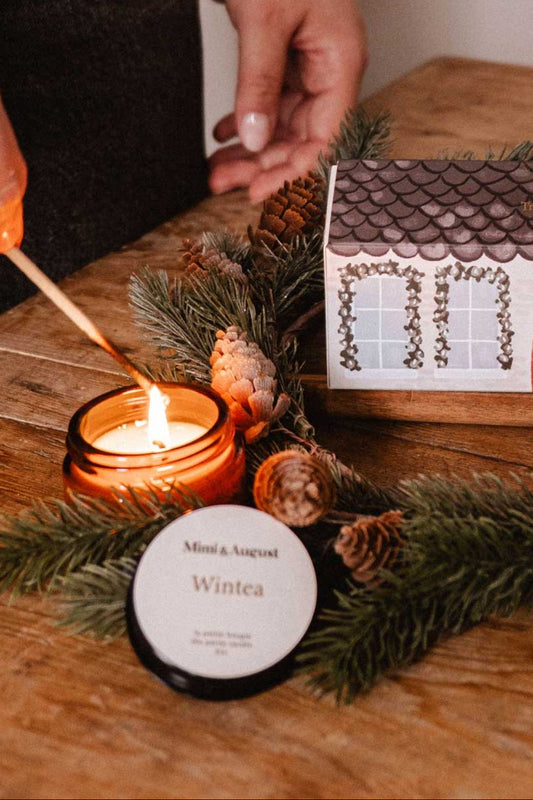 Mini bougie Wintea posée avec décor hivernal naturel – parfum fruité épicé
