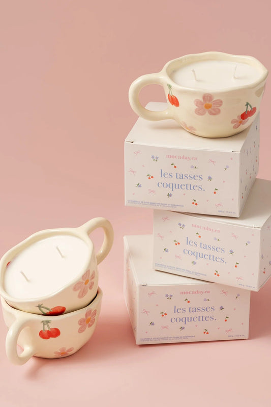 Bougies parfumées Tasses Coquettes avec boîtes cadeau, disponibles en 6 parfums différents.