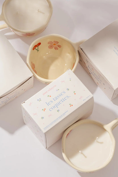 Bougies parfumées en tasses céramique vues de haut avec cire de soya et mèches de coton.