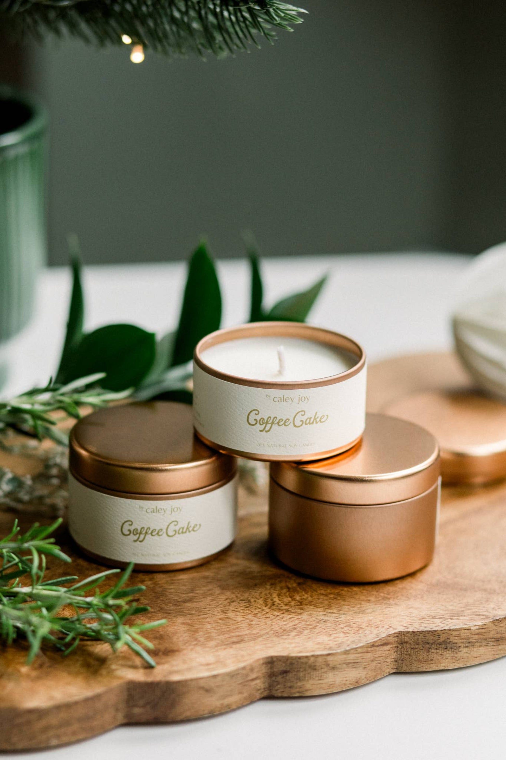 Ensemble de bougies gâteau au café empilées, cire de soja naturelle et couvercles dorés.