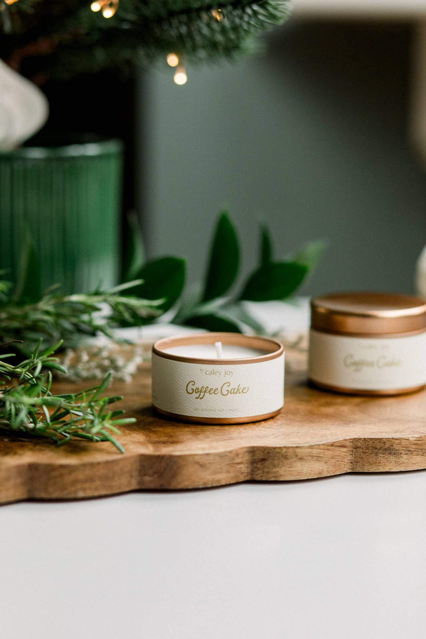 Deux bougies naturelles gâteau au café côte à côte, cire de soja végétale et parfum gourmand.