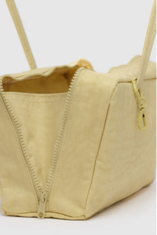 Détail du sac Bowler Jaune avec fermeture zippée à double curseur et poche intérieure.