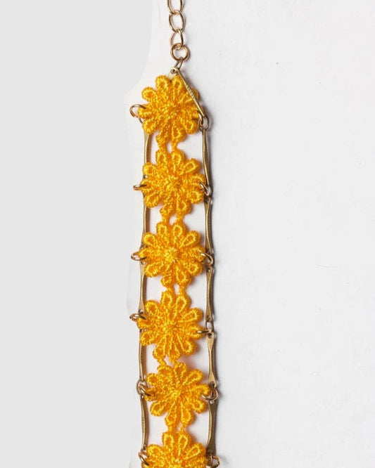 Bracelet Amalfi doré avec fleurs brodées colorées, vue d’ensemble sur fond blanc