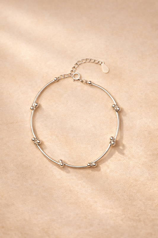 bracelet argent 925 fin avec petites billes sur fond blanc + design minimaliste