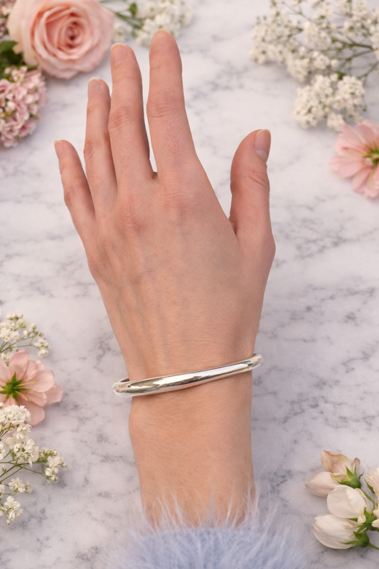 Bracelet argent 925 porté sur poignet vue dessus + design minimaliste rigide