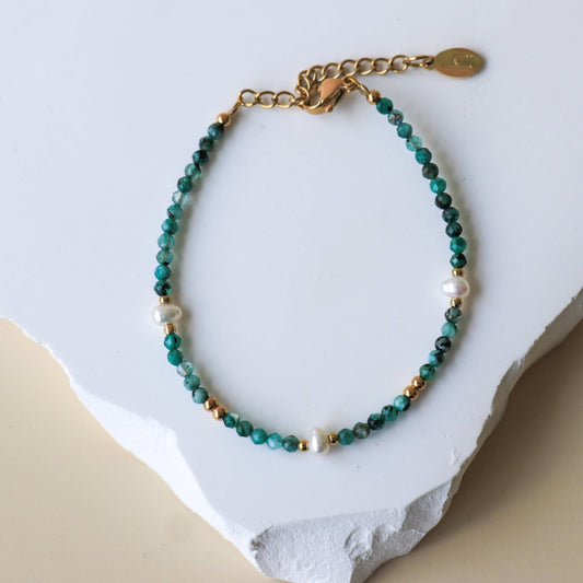 Vue du bracelet Giado – pierres vertes, perles naturelles et fermoir doré