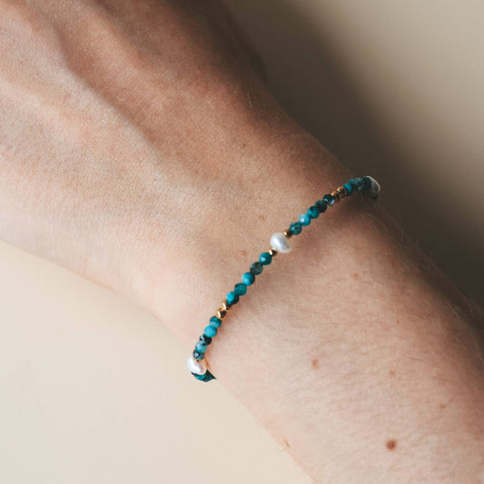 Bracelet Giado porté au poignet – jade vert facetté et perles blanches