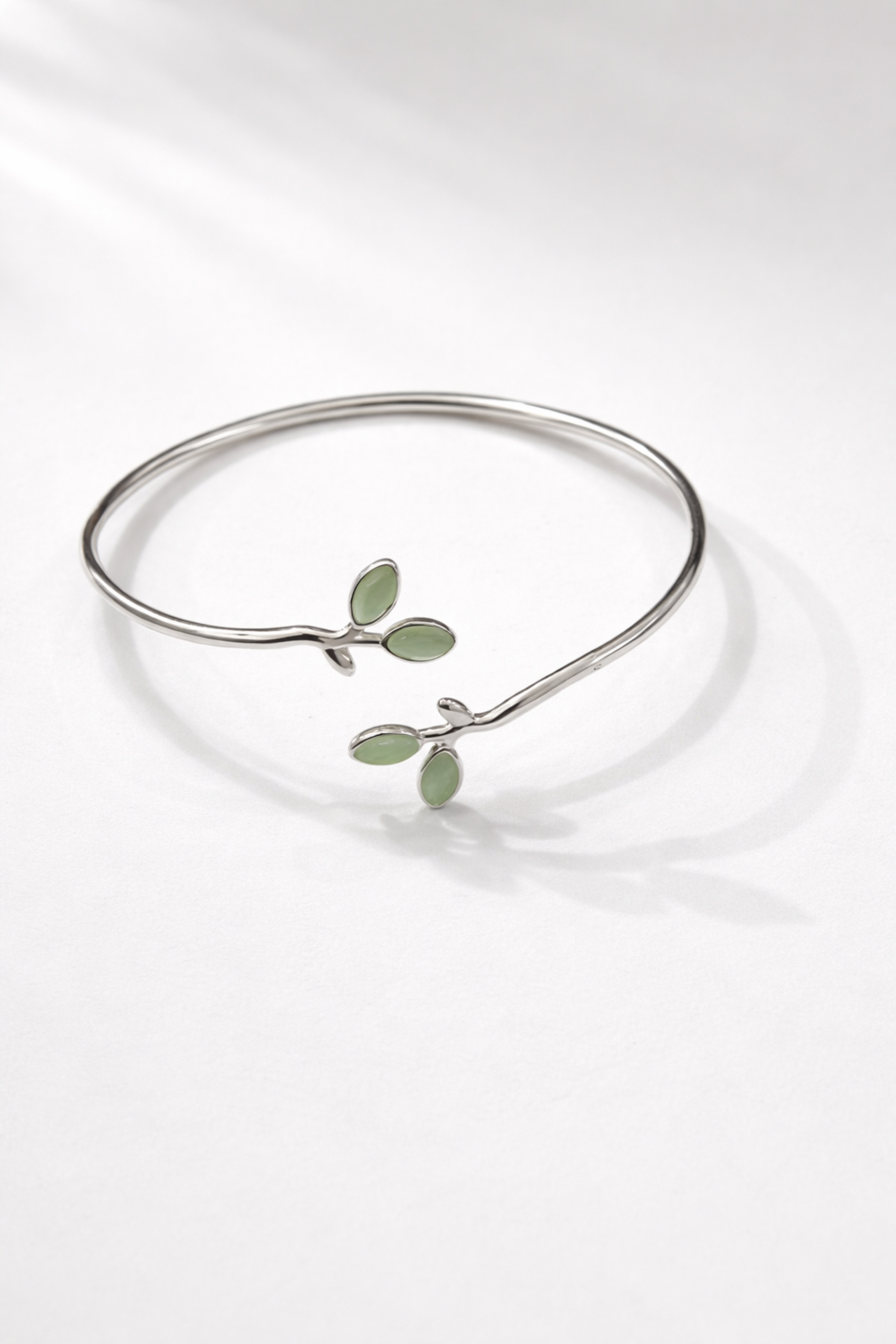bracelet argent avec feuilles vertes aux extremites + detail naturel chic