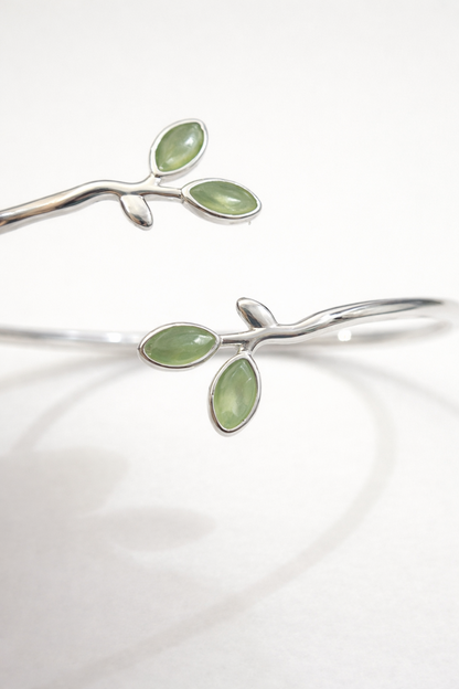 gros plan sur feuilles vertes du bracelet argent + finition delicate