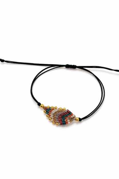 Bracelet bohème ajustable noir avec motif géométrique en perles colorées et détails dorés