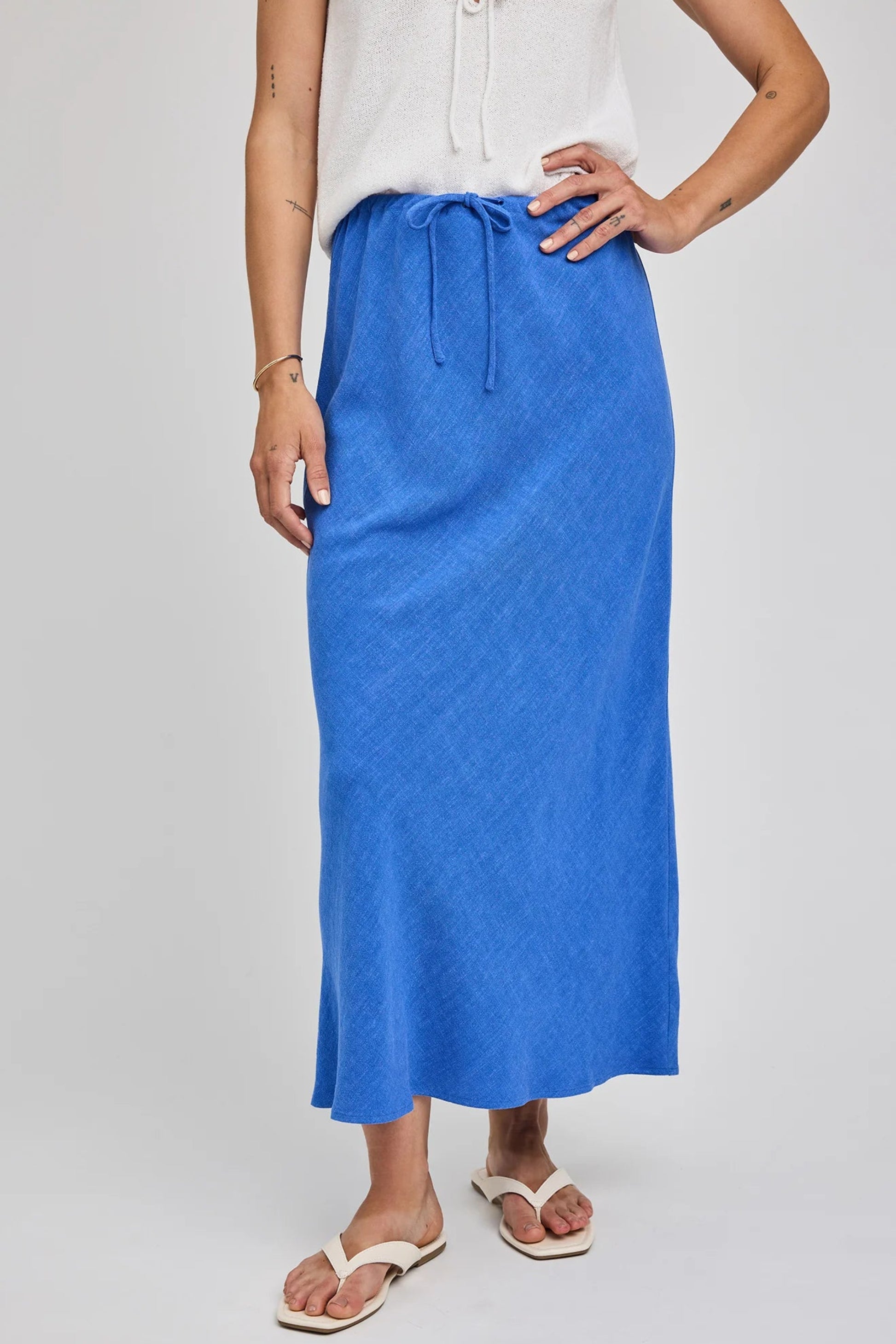 Jupe midi Britanny bleu portée de face avec taille ajustable, cordon et tombé fluide.
