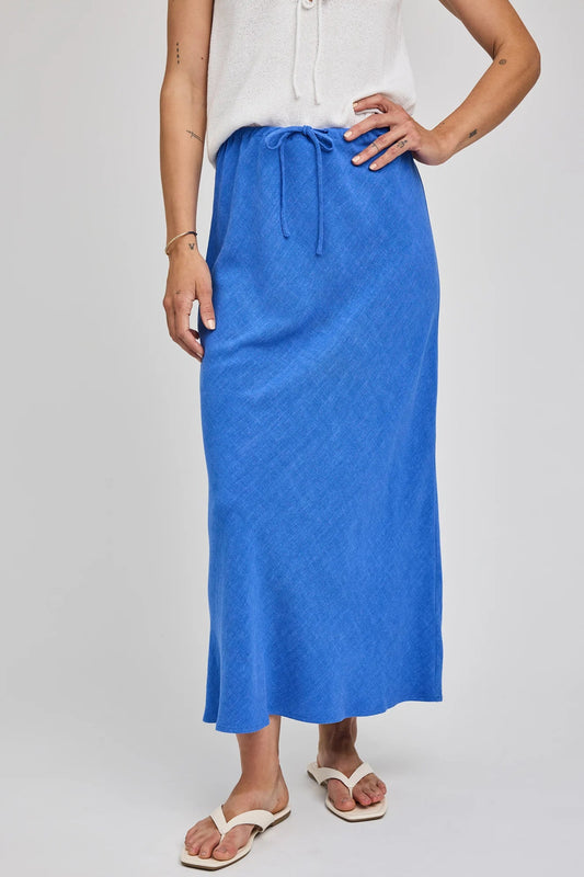 Jupe midi Britanny bleu portée de face avec taille ajustable, cordon et tombé fluide.