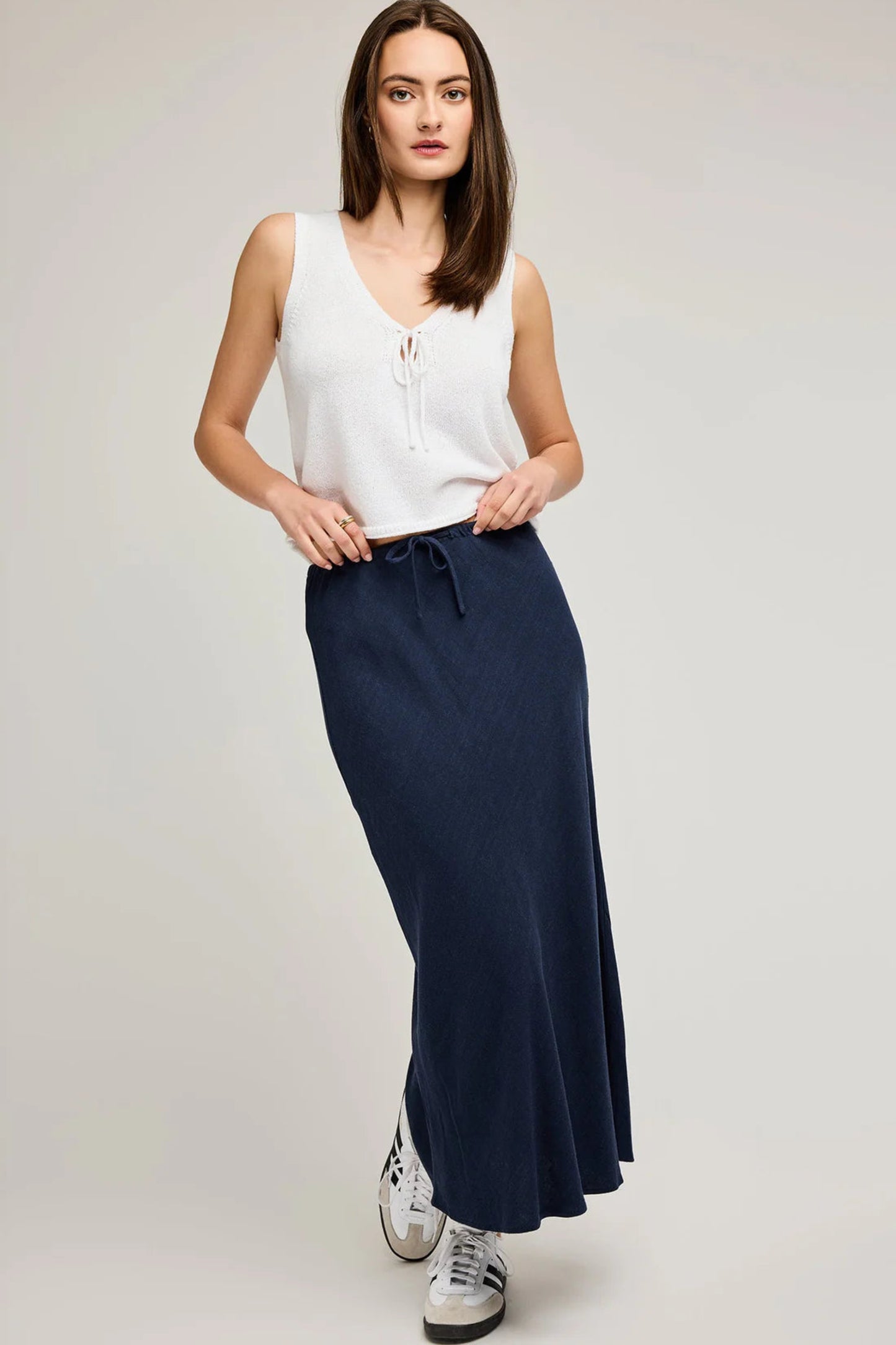 Jupe midi Britanny marine portée de face avec taille ajustable, cordon et tombé fluide en rayonne et lin.