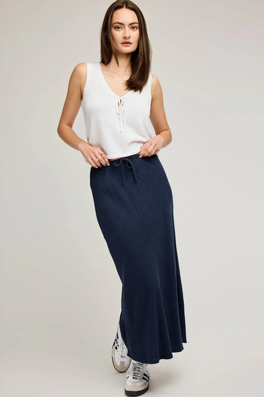 Jupe midi Britanny marine portée de face avec taille ajustable, cordon et tombé fluide en rayonne et lin.