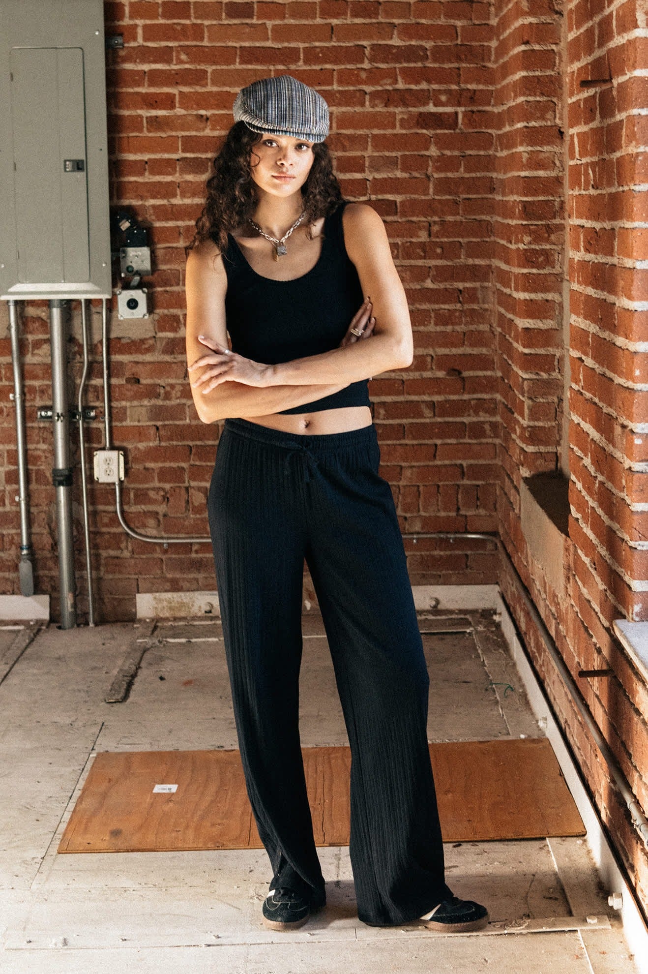 Tenue urbaine avec pantalon pointelle noir Brixton et casquette gavroche
