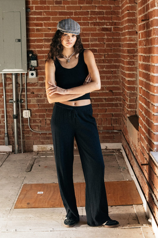 Tenue urbaine avec pantalon pointelle noir Brixton et casquette gavroche