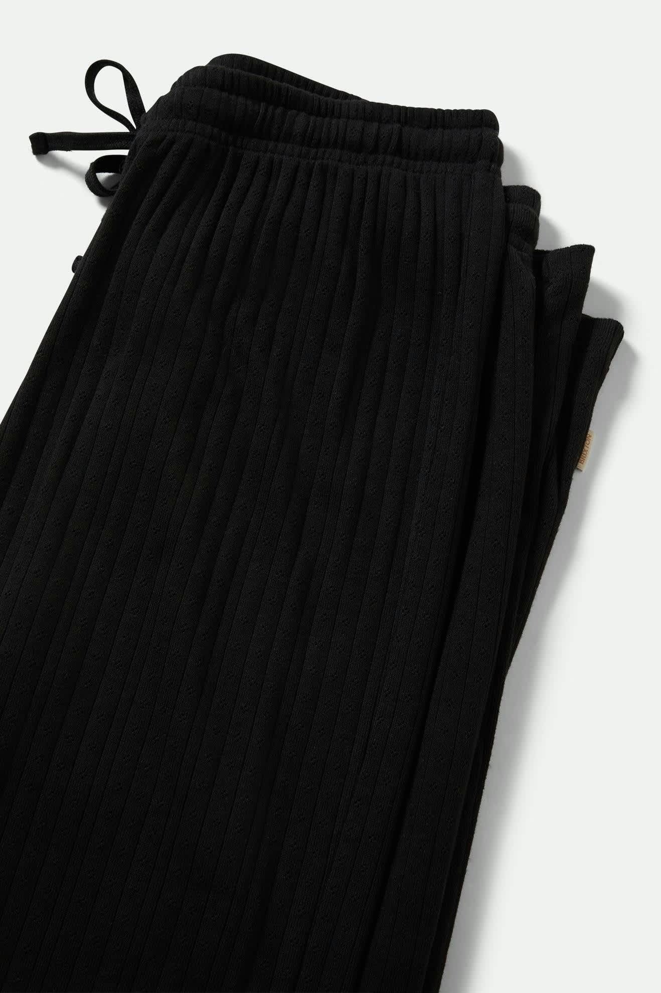 Pantalon pointelle noir Brixton plié – détails du tissu ajouré