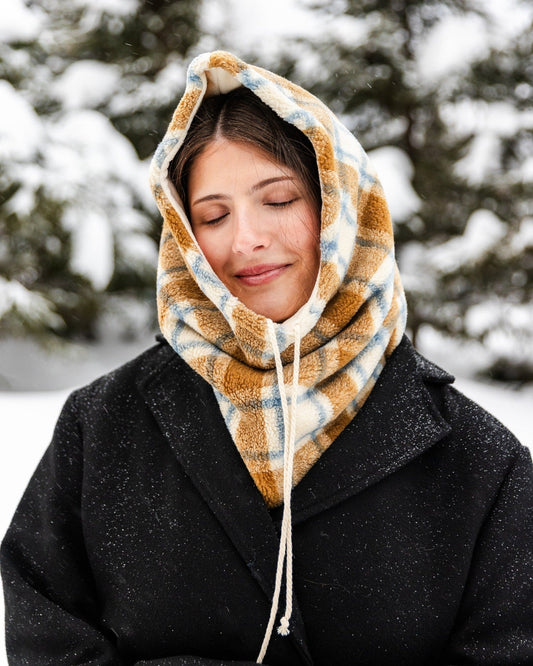 col capuche chaud à carreaux porté en extérieur sous la neige