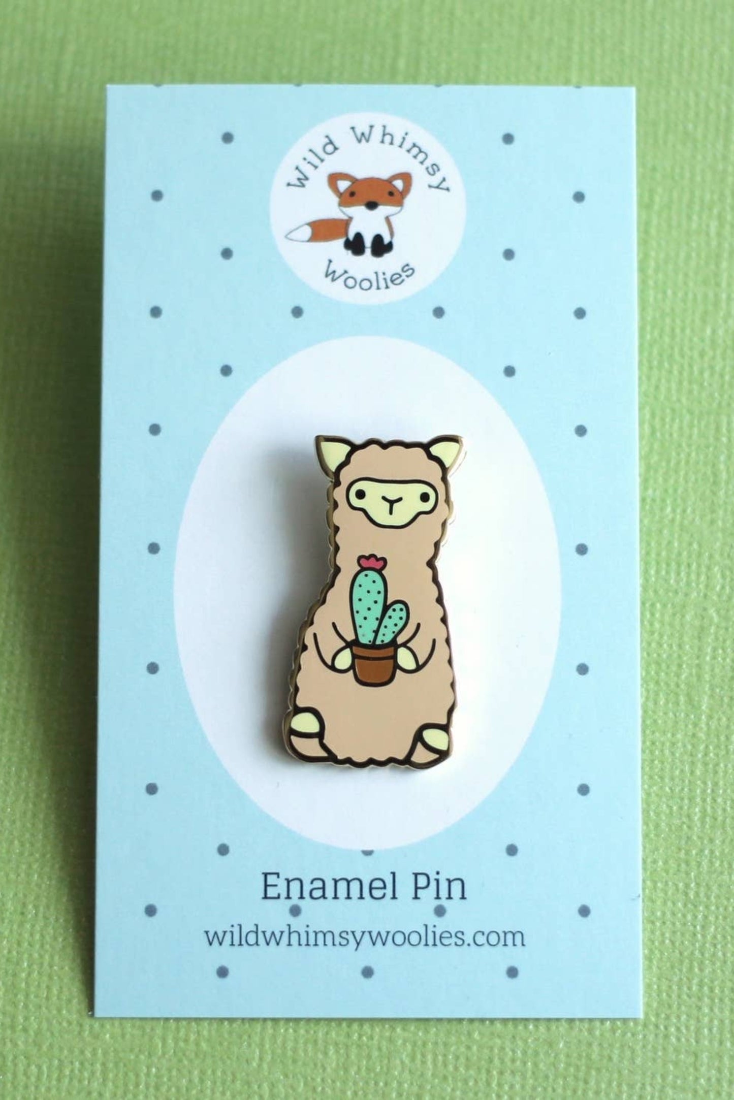 Épinglette cactus alpaga sur carte de présentation – métal doré