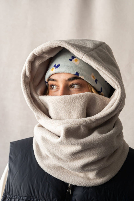 Modèle portant la cagoule sport beige