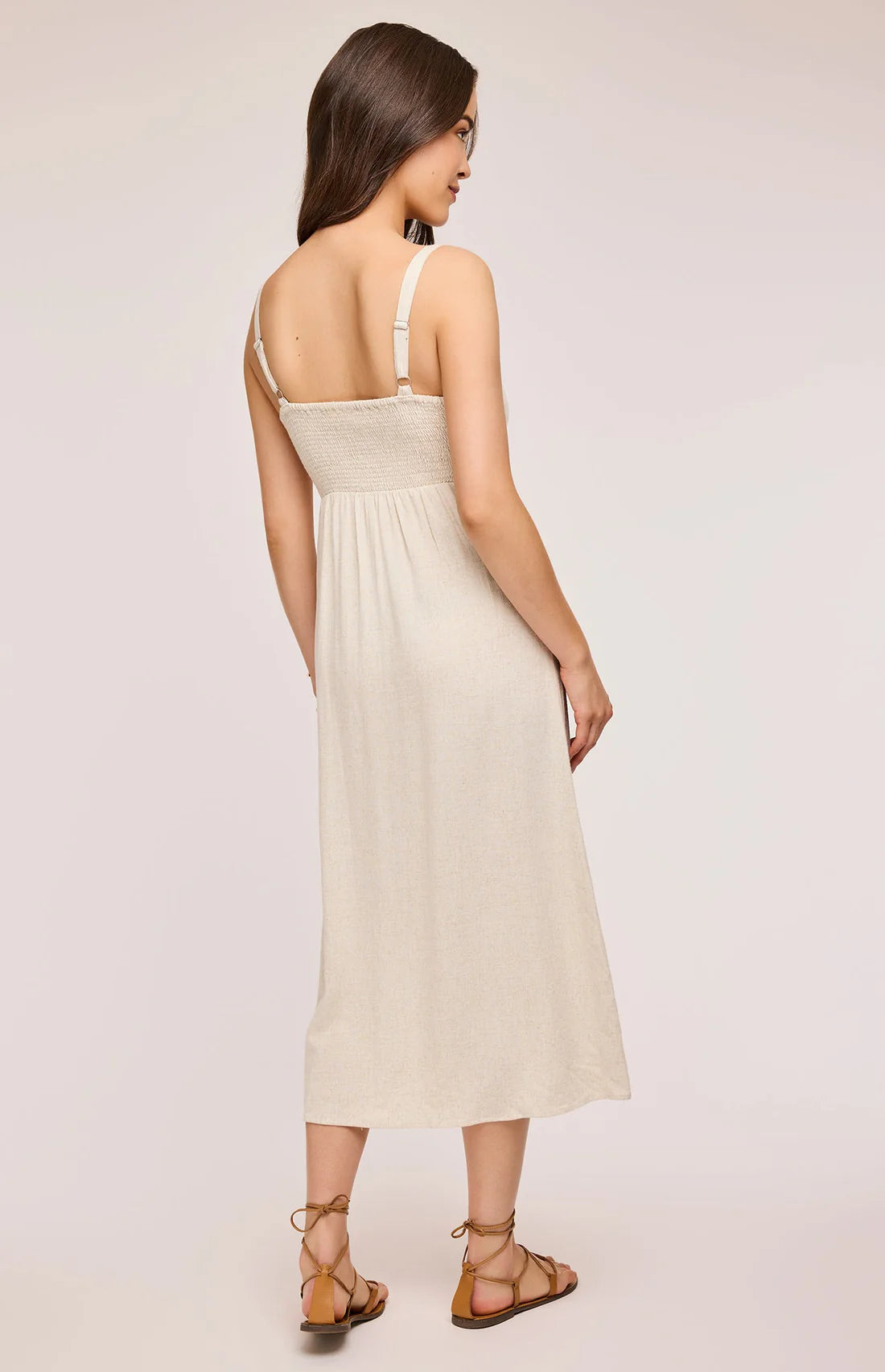 Vue de dos de la robe midi beige Cairo – dos smocké confortable et bretelles réglables

