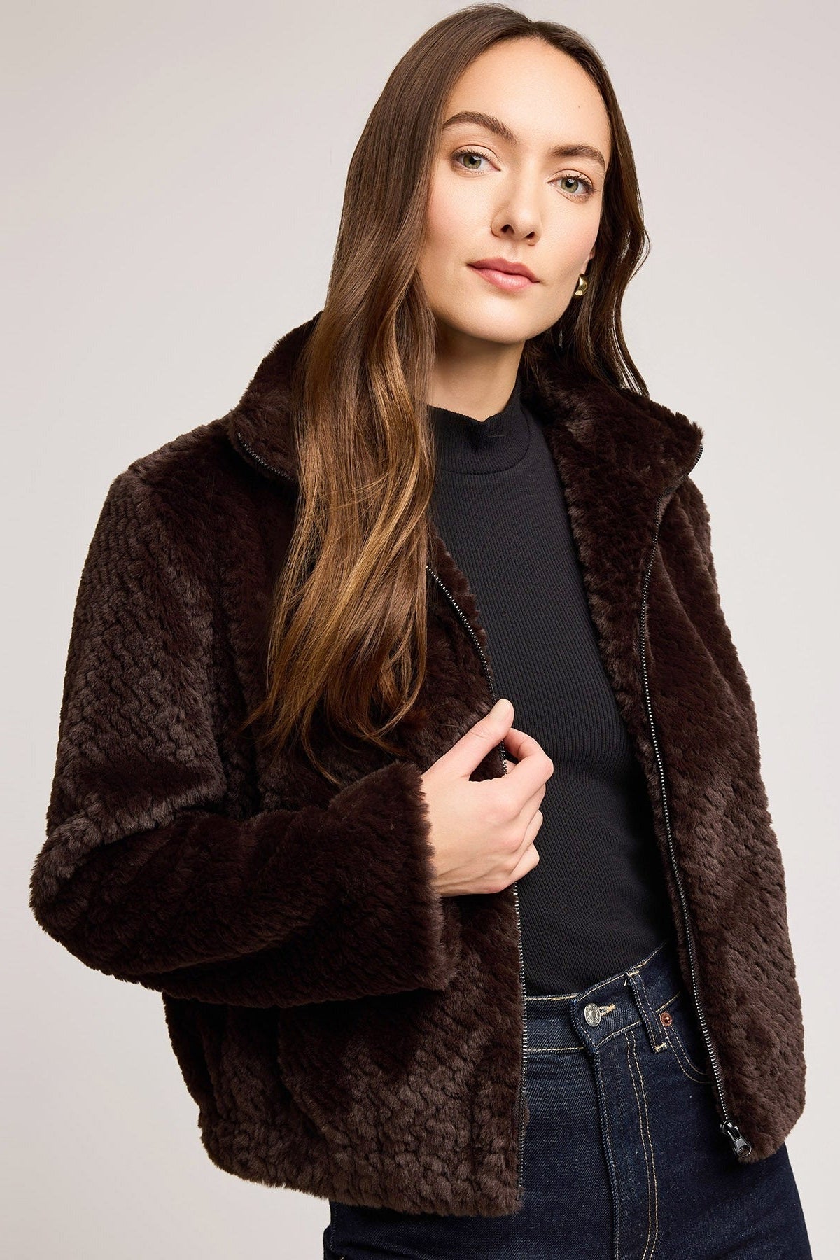 Veste java en fausse fourrure portée ouverte avec col montant
