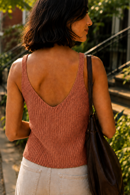 Camisole terracotta portée de dos, encolure en V au dos et texture côtelée.