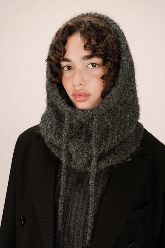 Capuche Roma anthracite portée, maille douce et style hivernal tendance.
