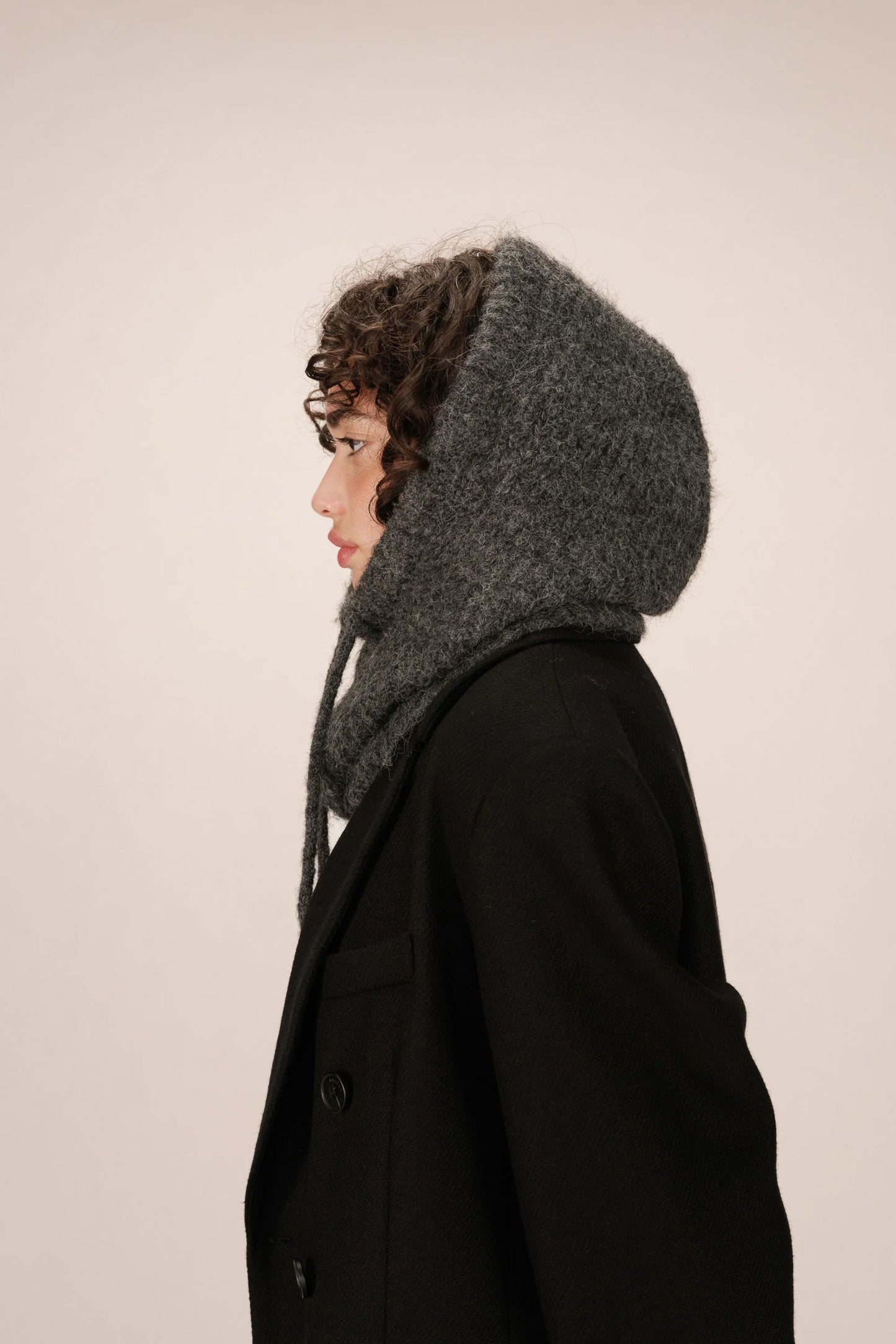 Capuche Roma anthracite portée de profil, look chaud et moderne.