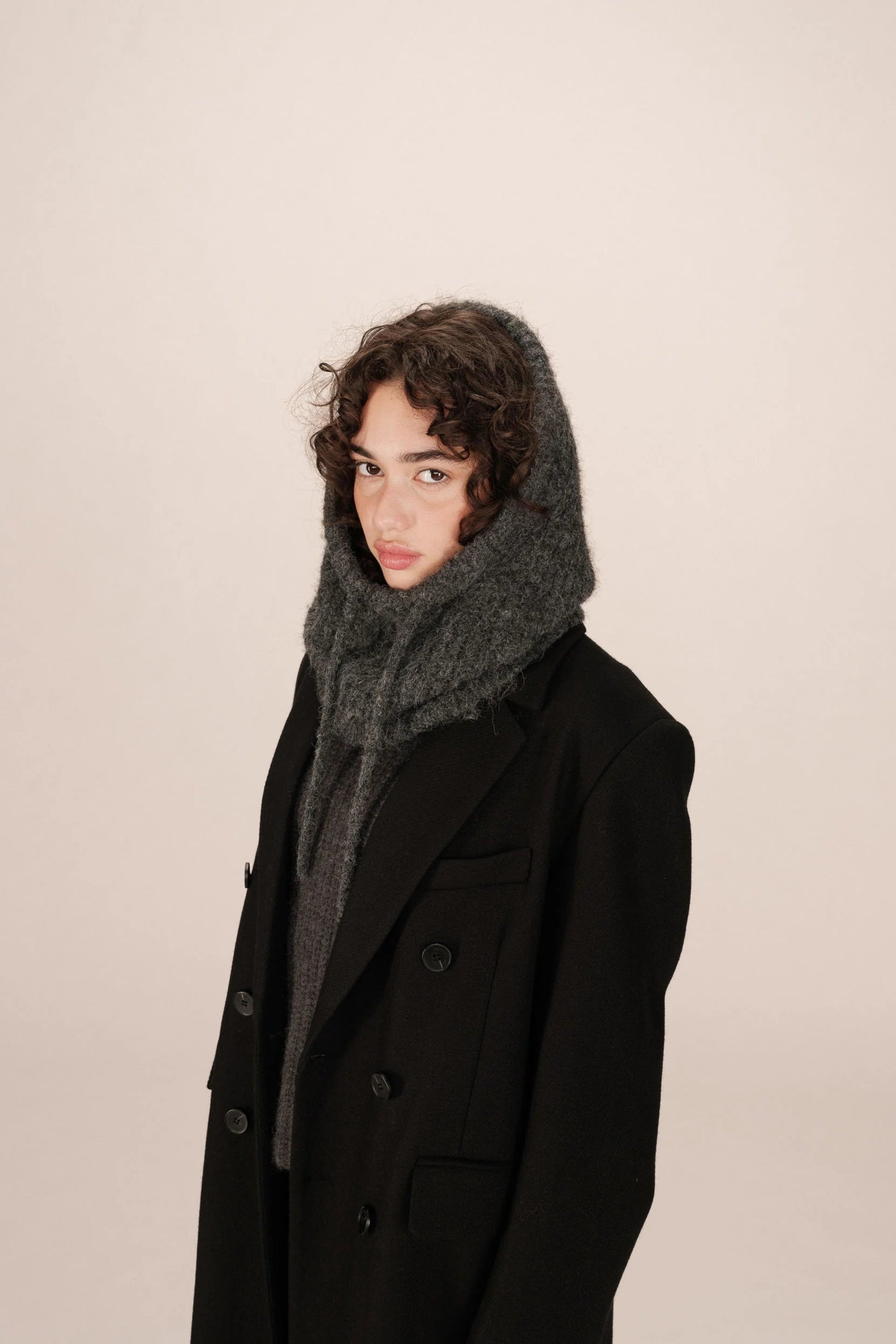 Capuche Roma anthracite portée, coupe enveloppante et cordons visibles.