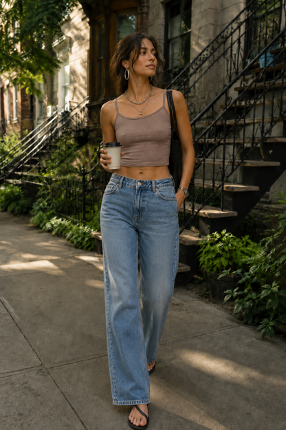Camisole Capucine rose portée avec jean bleu en ambiance urbaine, tissu doux et coupe courte.
