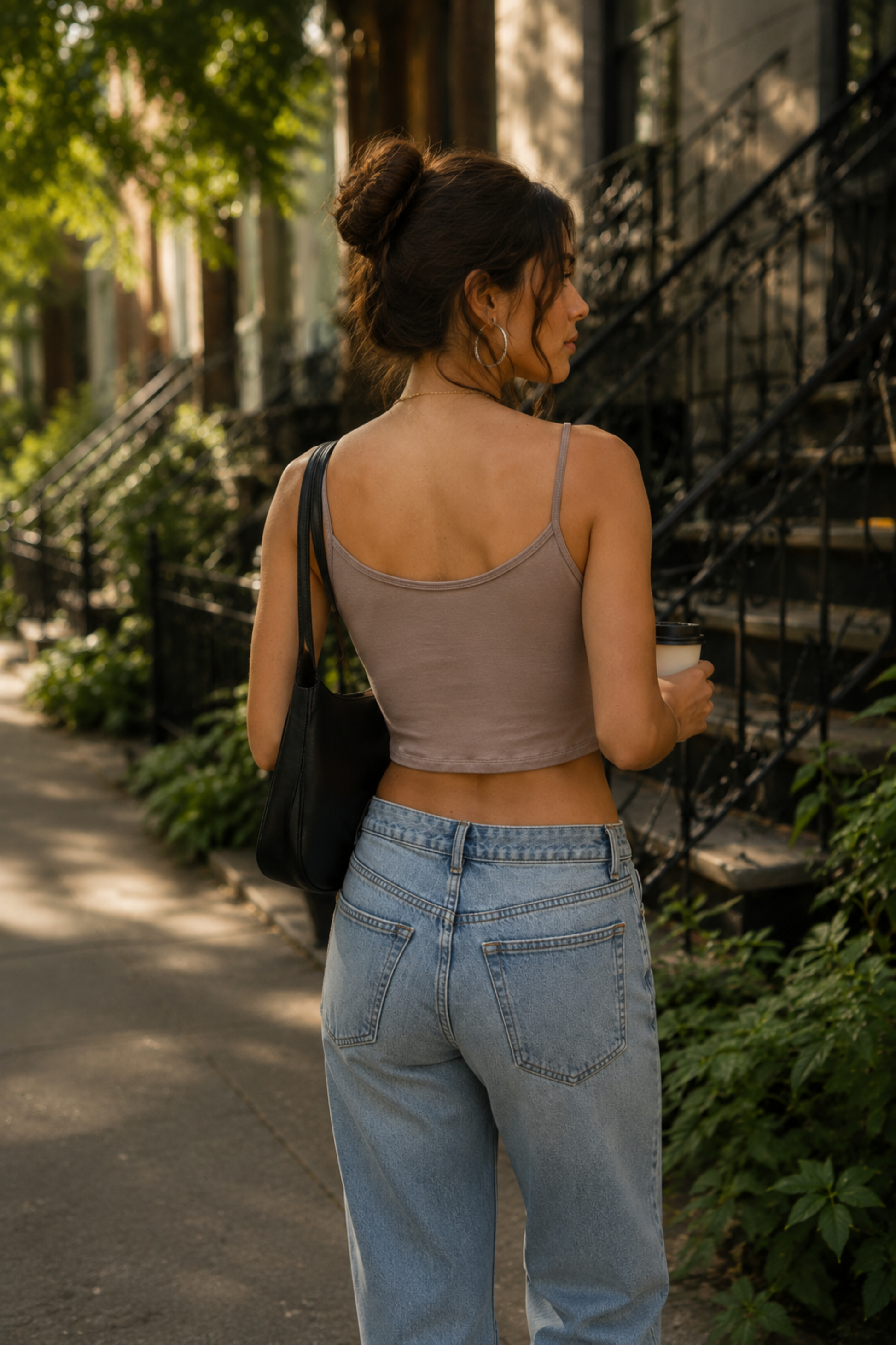 Camisole Capucine rose portée de dos avec jean taille haute, coupe courte et fines bretelles.