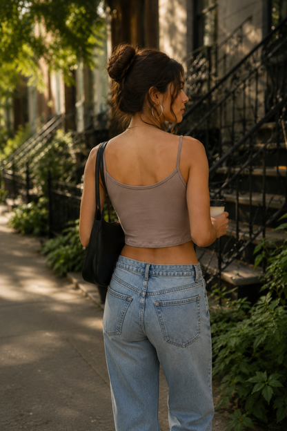 Camisole Capucine rose portée de dos avec jean taille haute, coupe courte et fines bretelles.