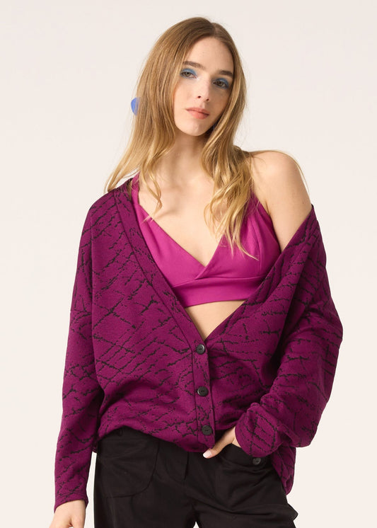 Cardigan oversize à encolure dégagé rose magenta avec effet de matière. Vu de face