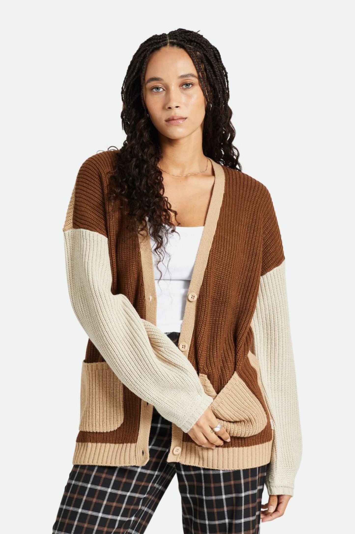 Cardigan brun et beige porte de face avec boutons et poches avant